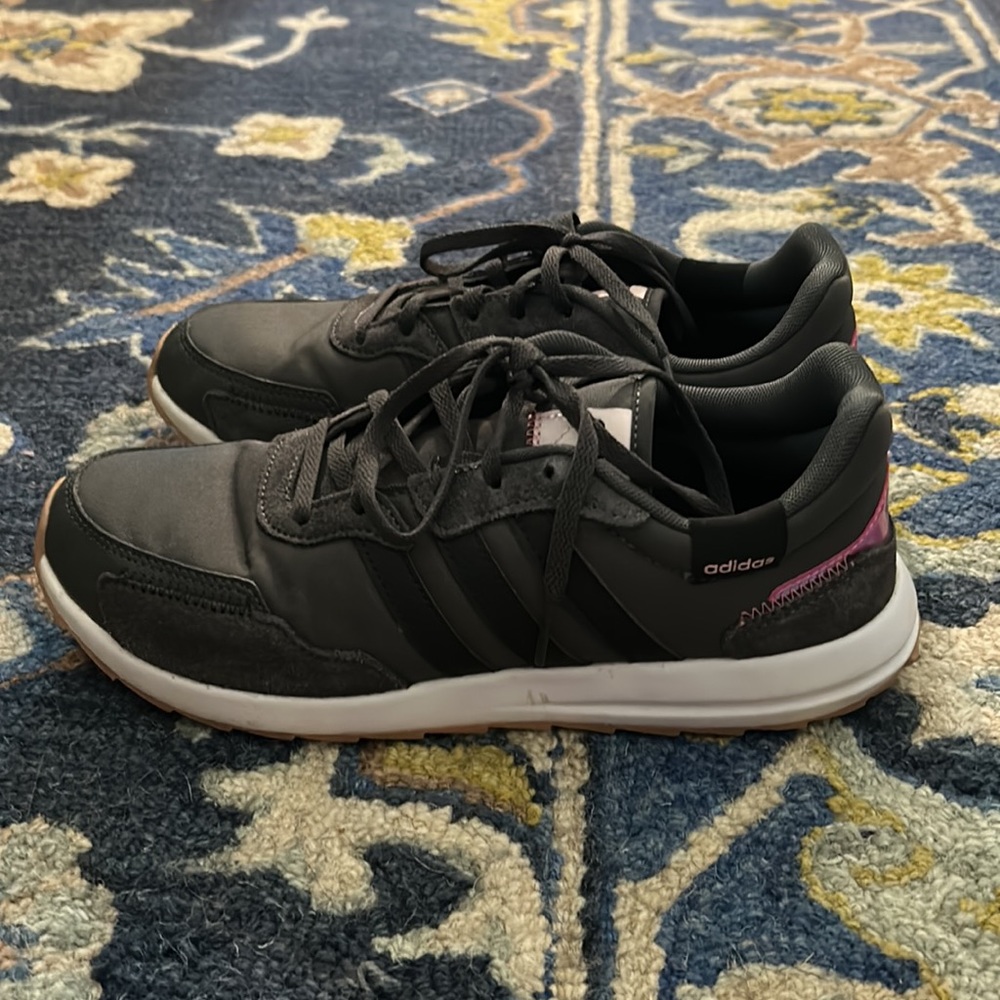 Adidas: Retro Run X Athletic Shoes (879 TL)